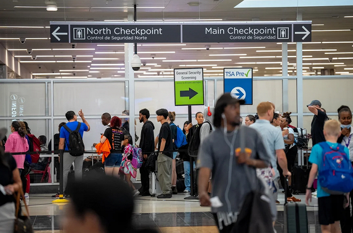 美媒近日报道，因拨款法案受阻，美国土安全部停摆僵局持续，全美机场陷入混乱。特朗普