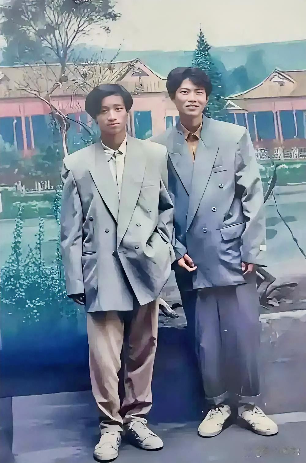 双排扣西装，当年是很港的存在。