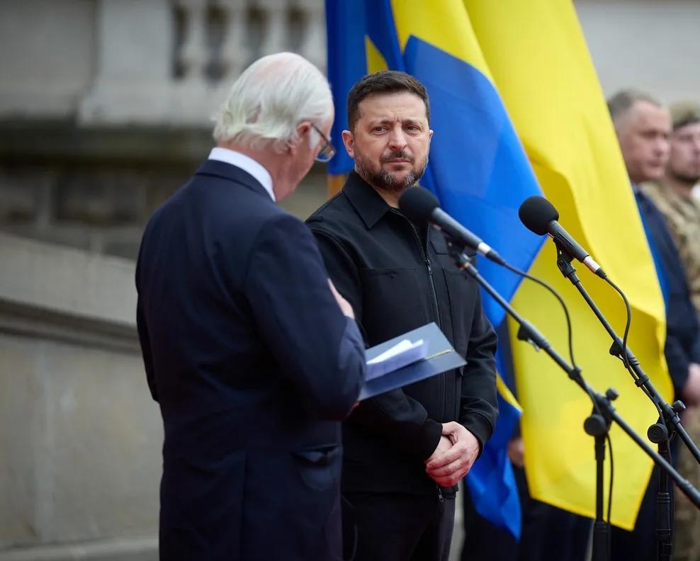 泽连斯基现在的处境很尴尬，不仅美国不再理睬乌克兰，连很多欧盟国家都对乌克兰不闻不