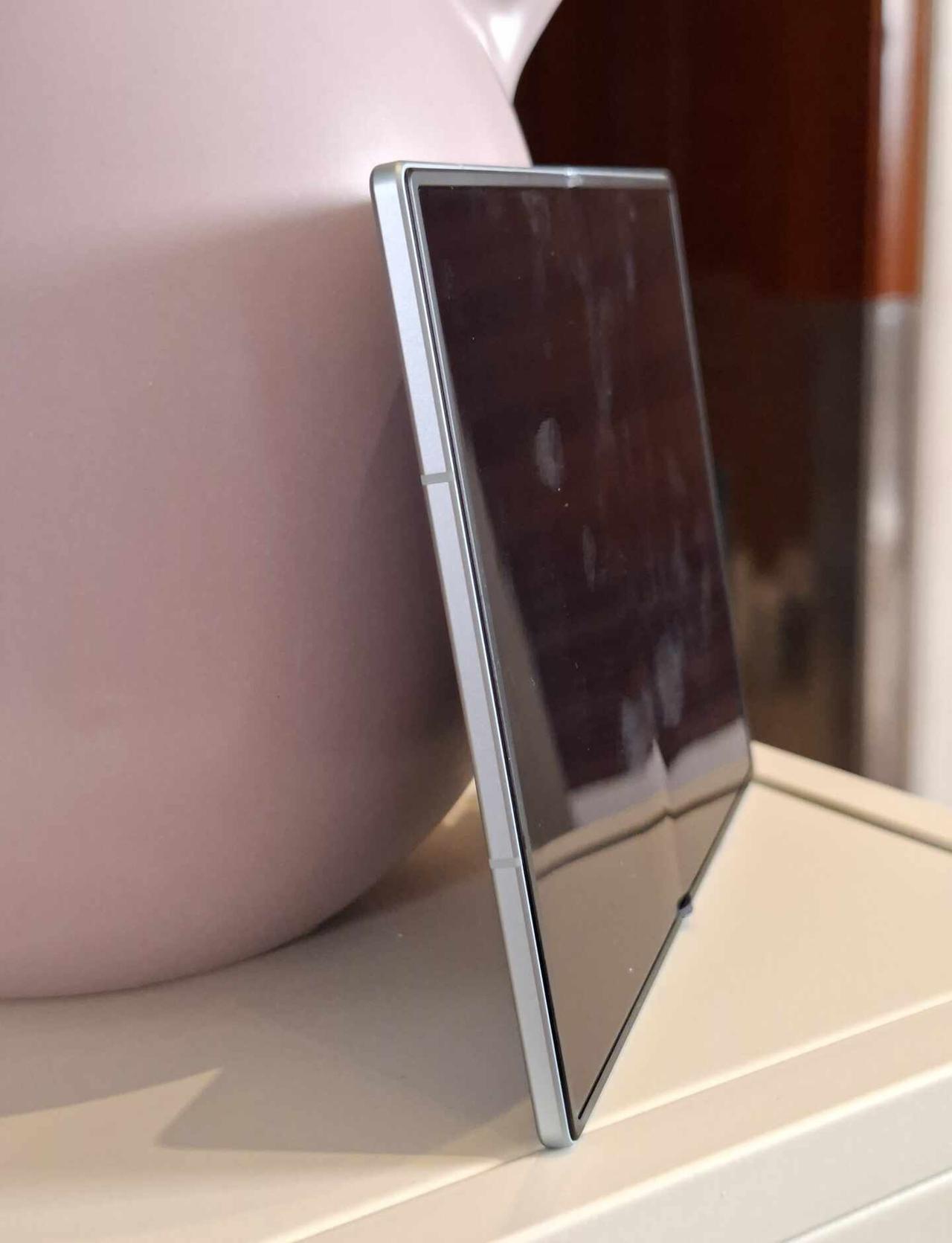 三星 Fold8整体质感高级，哑光背板细腻顺滑，宽折叠设计辨识度拉满，轻薄手感越