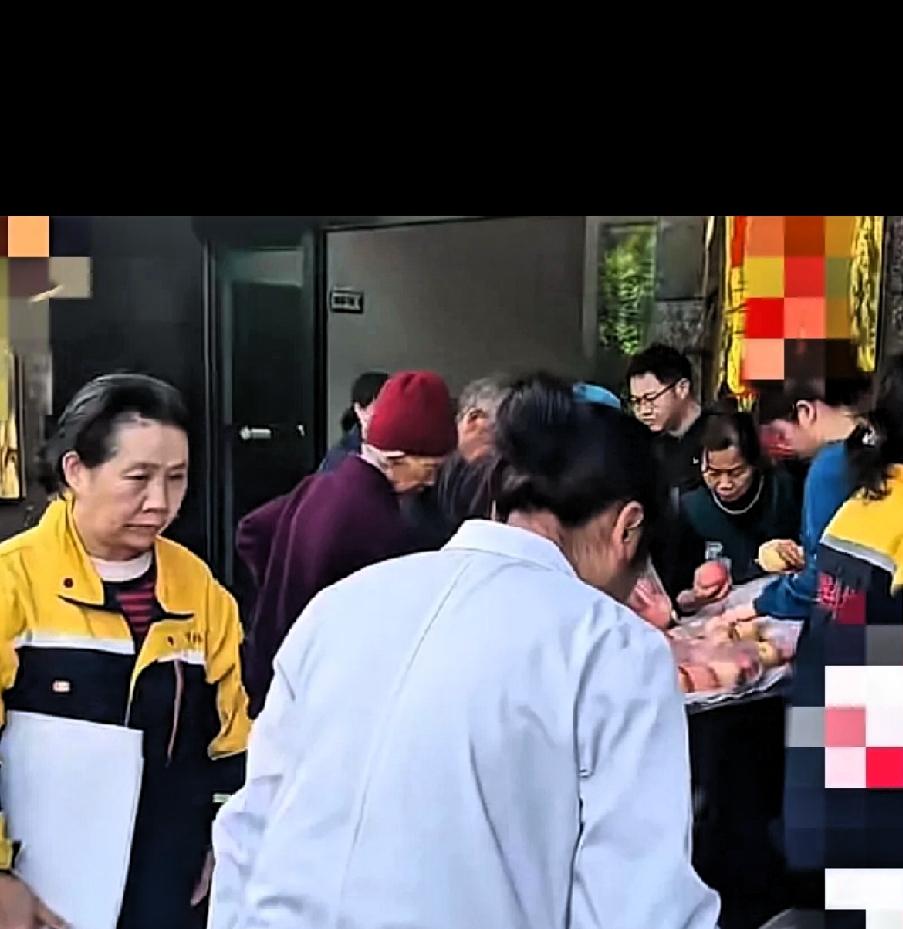 太暖心了！
必须要为湖咸丰医院的医护人员和买苹果的百姓点赞！
近日，44岁的陕西