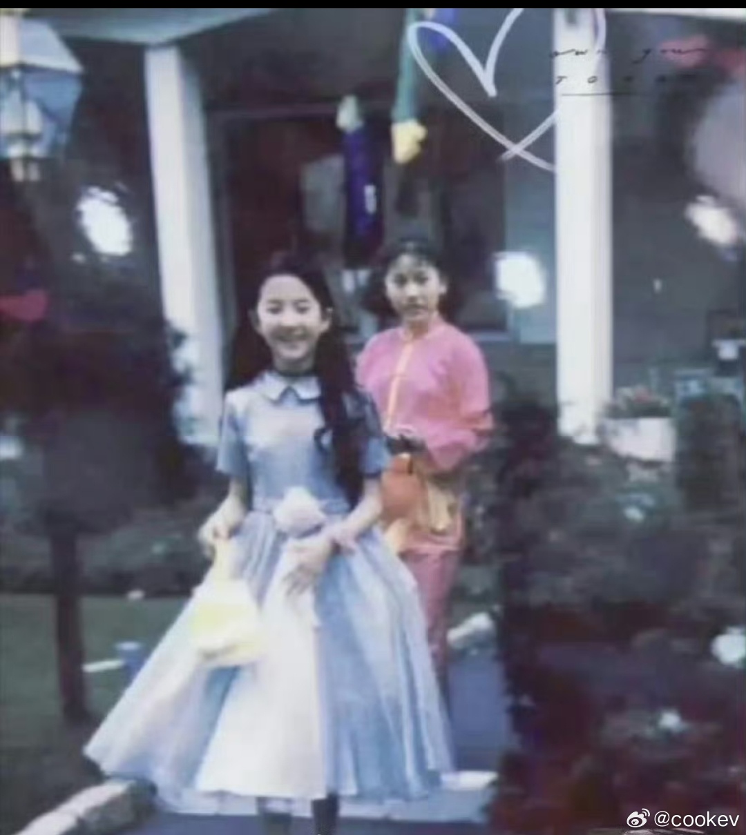 刘亦菲二十年前就有笔记本电脑和迪奥裙子，从小就是公主，家庭条件不是一般的好啊 ，