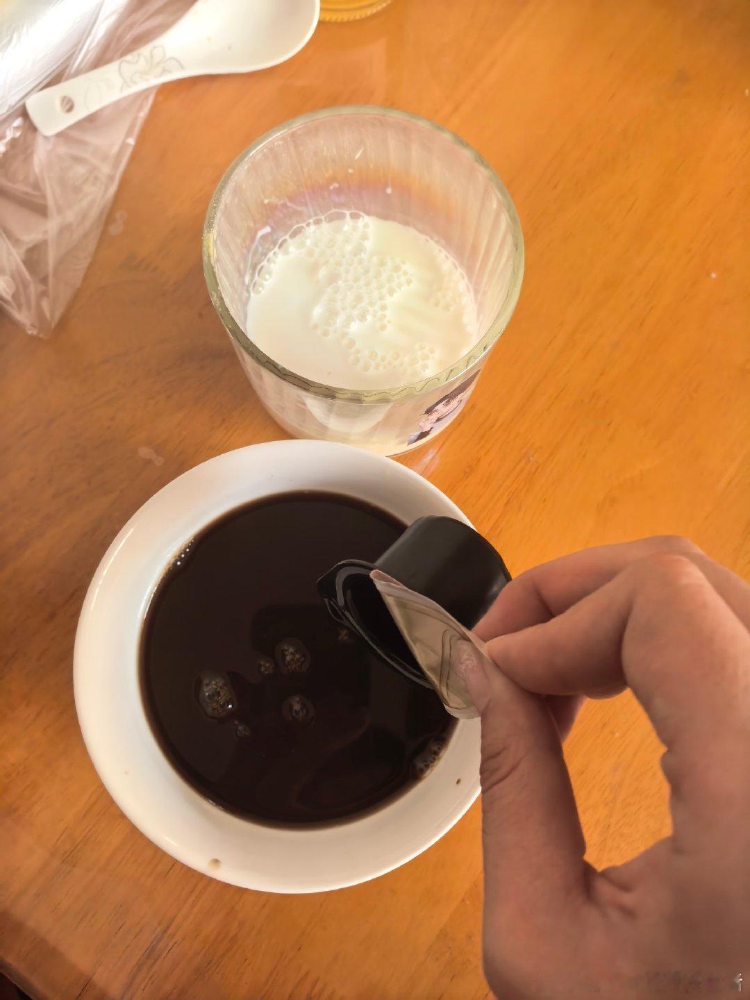 在中药和甜牛奶之中，毫不犹豫把咖啡液倒进了中药里，成功毁掉了一袋中药和一颗咖啡液