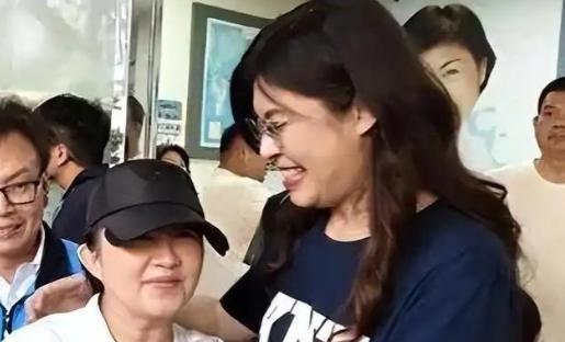 台湾省“高雄台独少女”3年多之前曾扬言要“手撕解放军”，如今交了大陆男朋友之后，