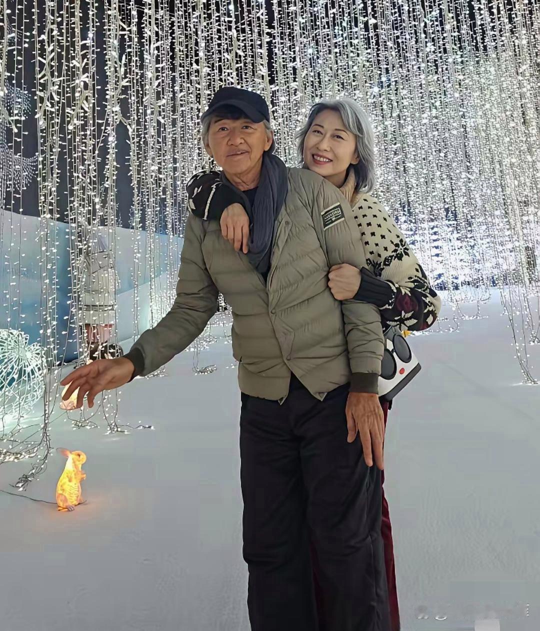 林子祥叶倩文夫妇晒圣诞节合照，这一次的合照，他们夫妇俩还带了小孙女一起拍照，祖孙