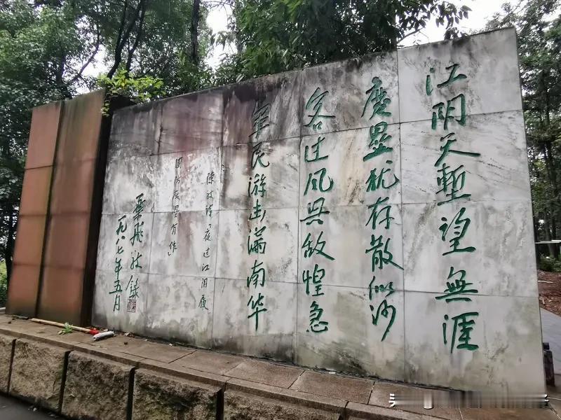 “滚滚长江淘尽英雄无数”，这句上联气势磅礴，很容易让人联想到历史长河中那些风起云