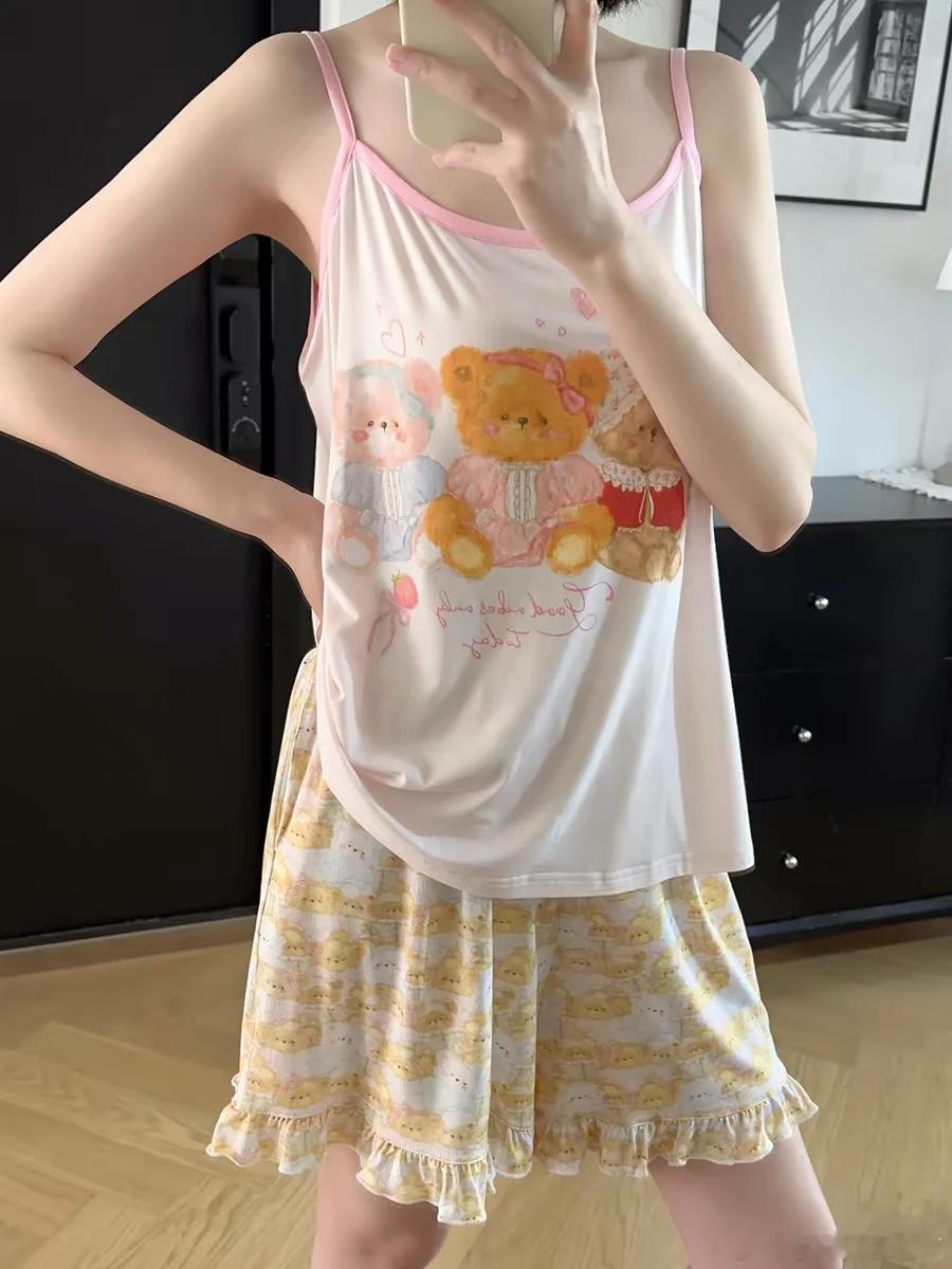 奶呼呼的居家小熊套装 🧸浅黄吊带+碎花短裤，柔软棉质贴身不闷热，宅家追剧或轻度