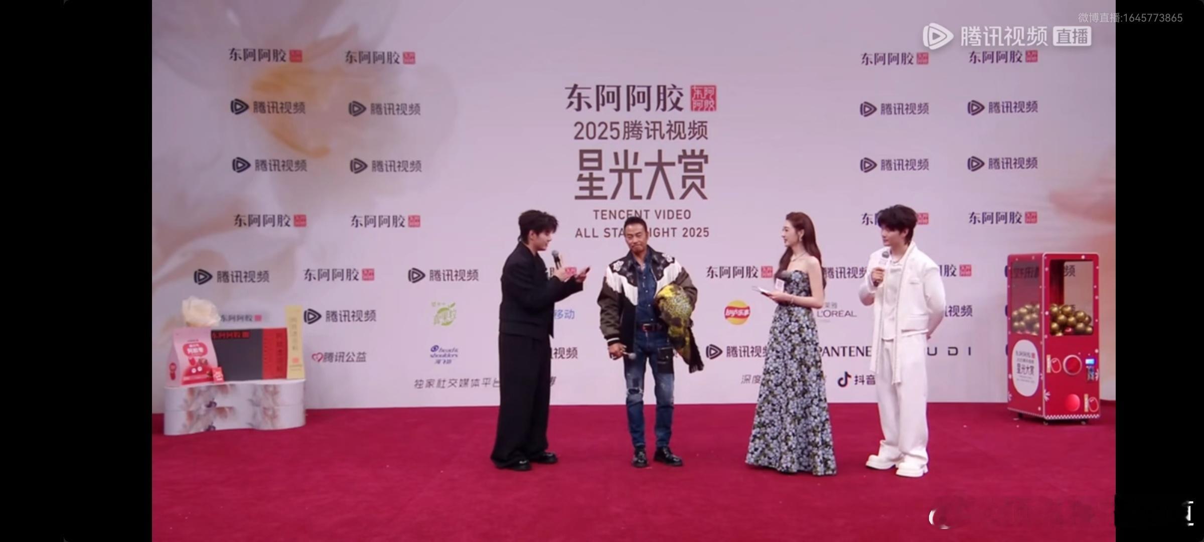 别人说热可能是假的，任达华说热我觉得会是真的，还有穿了毛衣的刘宇宁可能也是真的热