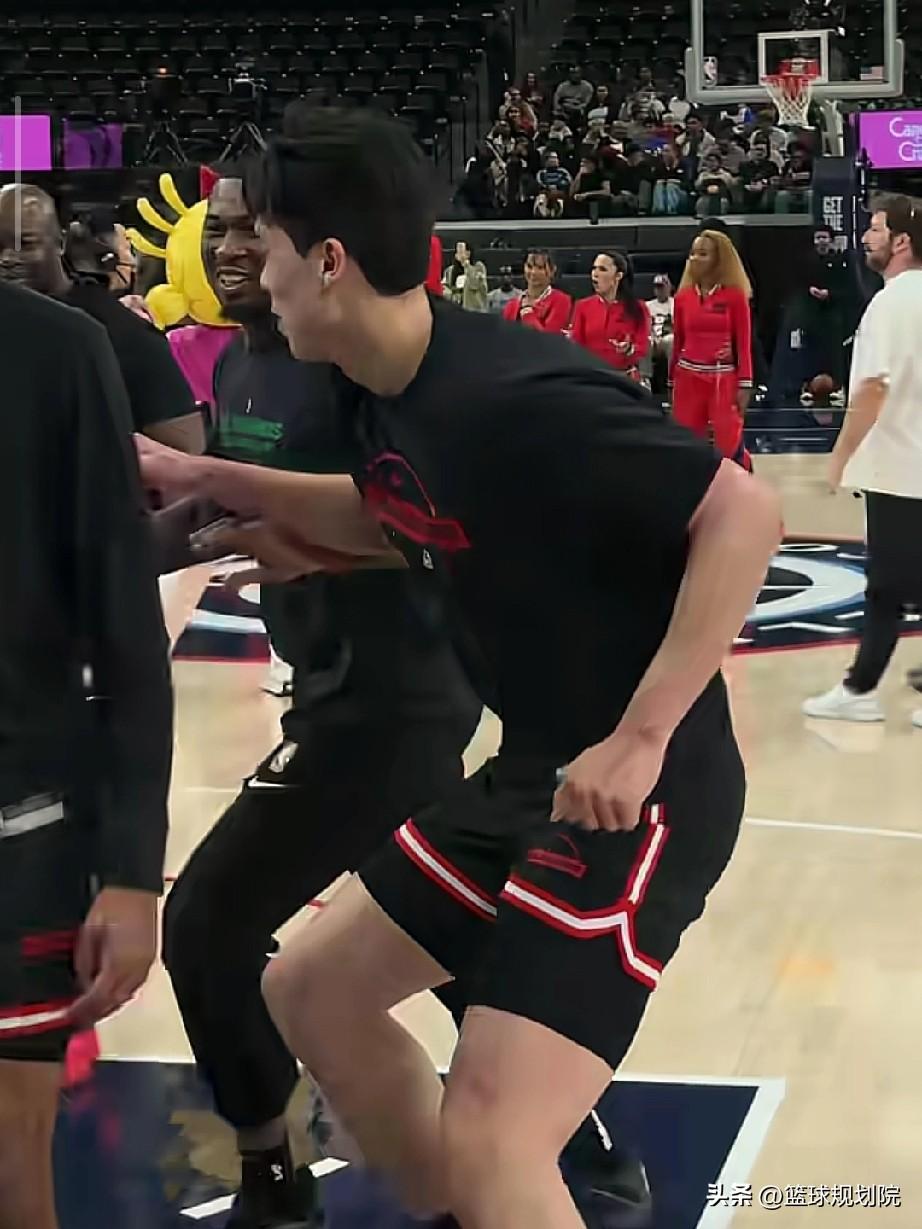 已完全融入！杨瀚森撞翻教练，随后扣篮！

杨瀚森在赛前热身训练时，直接用力顶翻教