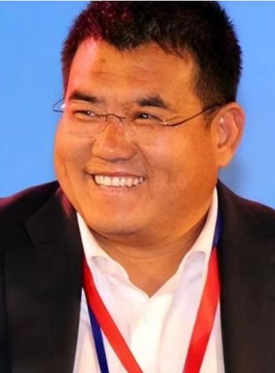 2008年汶川地震时，一位百亿富豪捐款3000万元，然而在抗震救灾的晚会上，他却