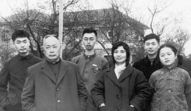 陈毅的儿子陈丹淮上小学时，老师拿着照片指着陈毅的照片问：“这是你父亲吧？”陈丹淮