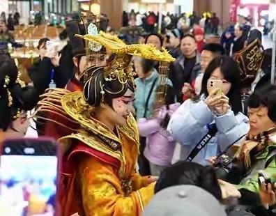 春运首日汉服迎新出圈 各地场站国风表演超亮眼。
 刚刷上游新闻看到个新鲜事，多地