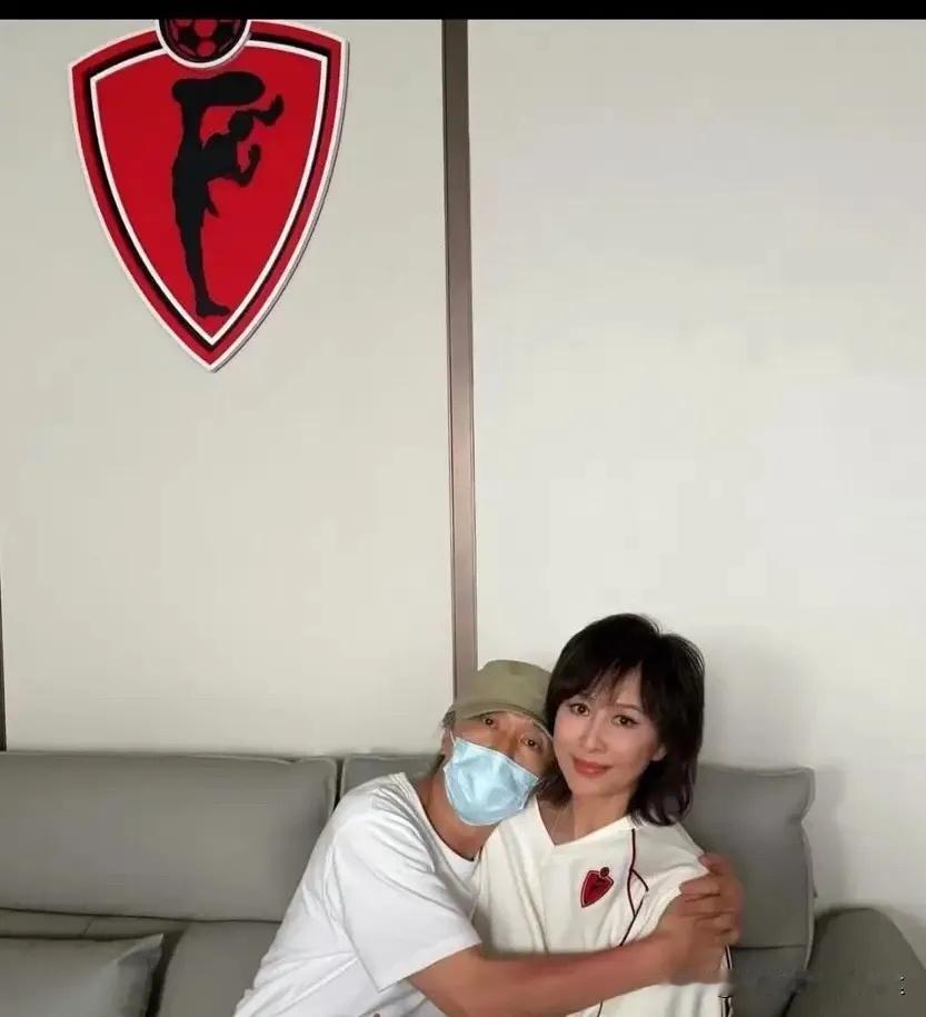62岁的周星驰，发了张自拍。
配文是：“继续努力”。
 
高清镜头下，白发根根分
