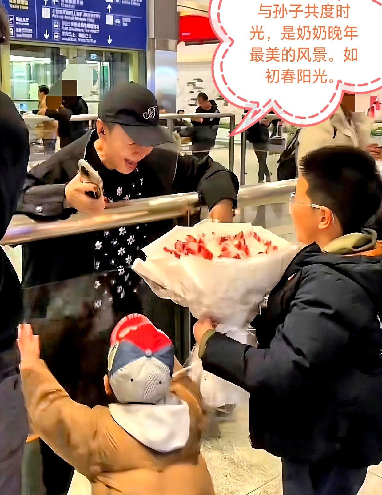 首都机场接机口，63岁的宋丹丹突然一把扯下墨镜，丢开两个大号行李箱，当着几百号路