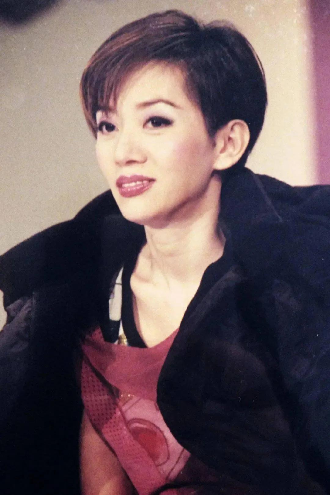 梅艳芳说自己从小就是男孩子性格，在一个地方坐都坐不住。她不在乎别人的评价，只为自