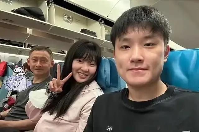 国内的小伙子，好好表现，看以后能不能把她娶回家，张本美和对着镜头比着剪刀手，非常