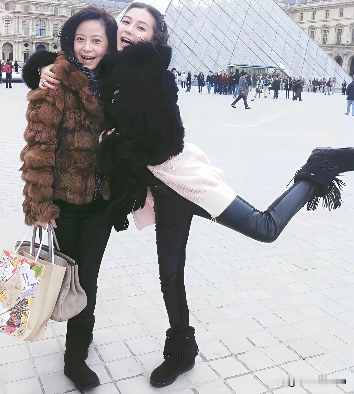 虽然一直说杨颖的爸爸是中德混血儿，但是也阻挡不了杨颖和妈妈童菊英长得非常相像，杨