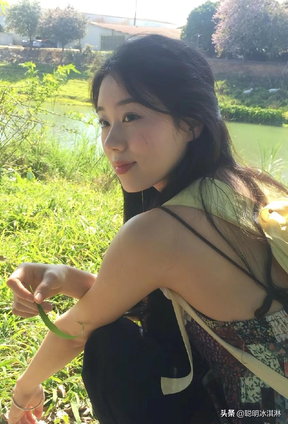 阳光下的少女，微笑着与自然亲密接触。