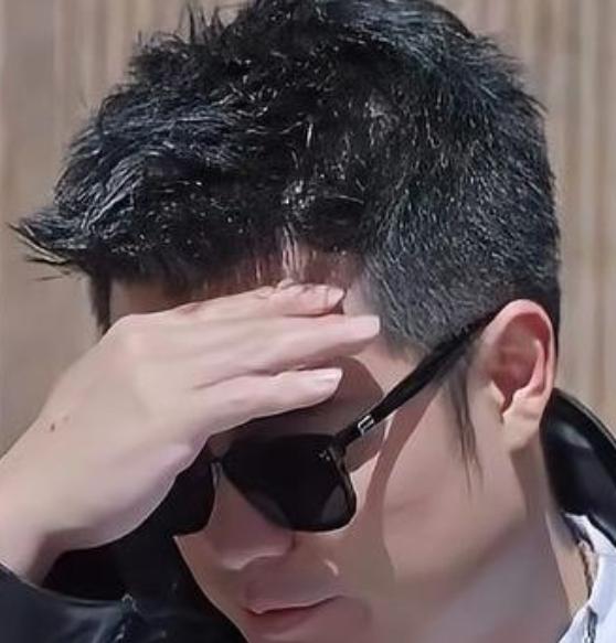 2026年3月12日，陈赫在直播中透露，自己因录制户外综艺长时间暴晒，引发全身紫