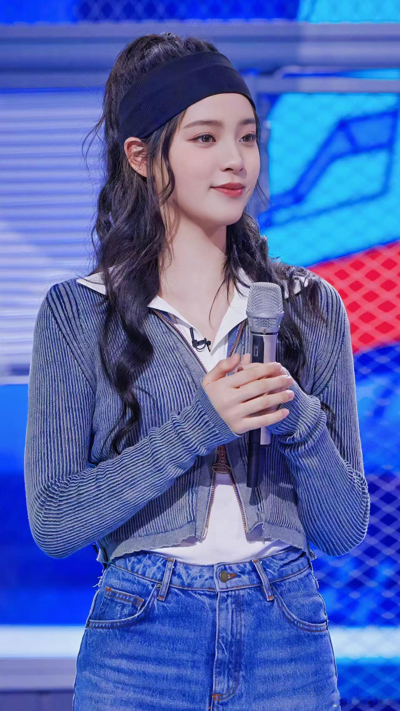 欧阳娜娜演唱会连线粉丝别家少见的线上连麦福利被欧阳娜娜安排上了，实打实的公费宠粉