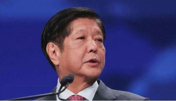 菲律宾曾经干了件全世界没一个国家干过的事。他们直接宣布，进入紧急状态。不是因为战