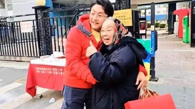 90岁的李明启老师家中迎来'儿子'涂松岩，一见面便激动相拥。镜头外的她住60平老