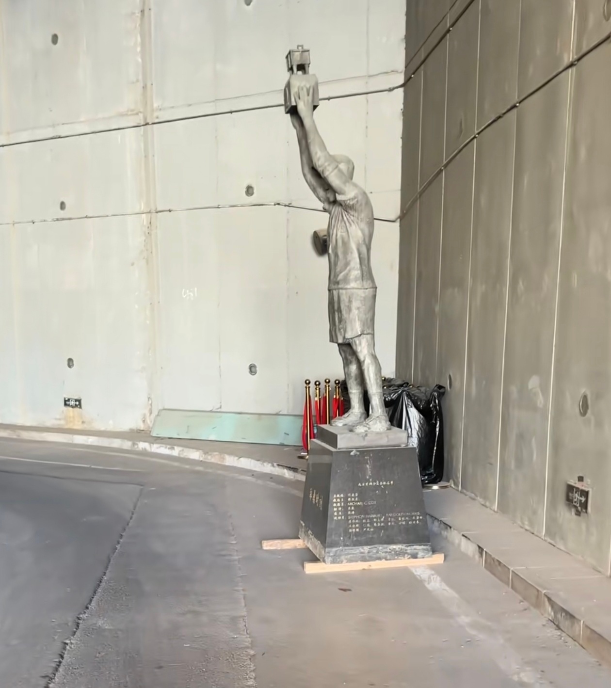 见证国潮 当年马踹裆，如今看库门。马年到了，祝他过个有马的年吧。 