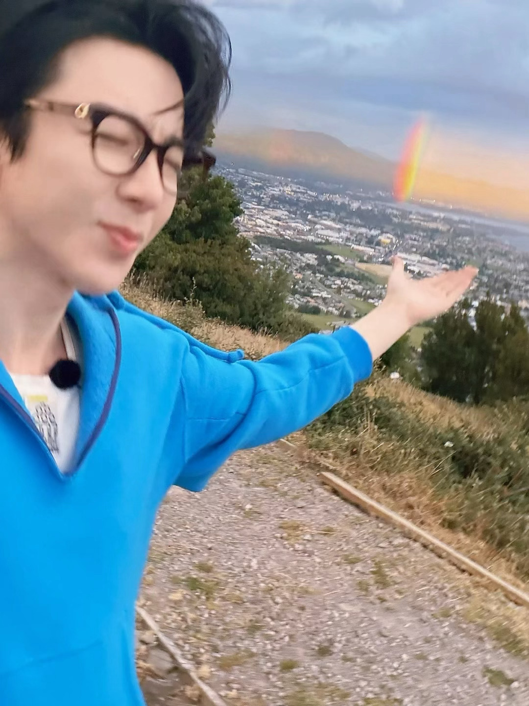 「你看，彩虹🌈」   把这张图片配上音，哈特软软🥺🥺 刘宇宁地球超新鲜