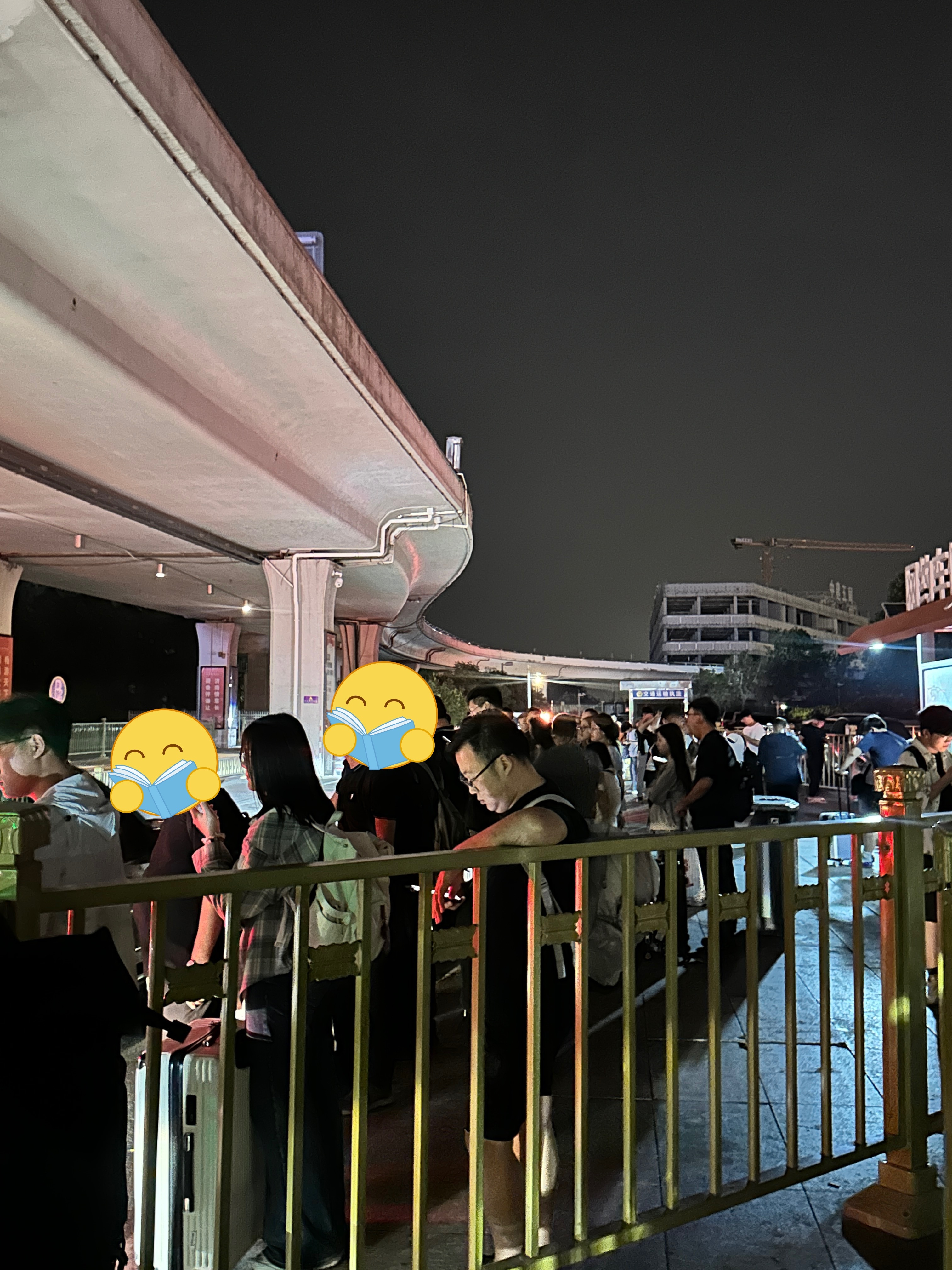 按照挖鼻侠的话来说，我太容易cěng了看到等车的地方乱七八糟，我就开始闹心了 
