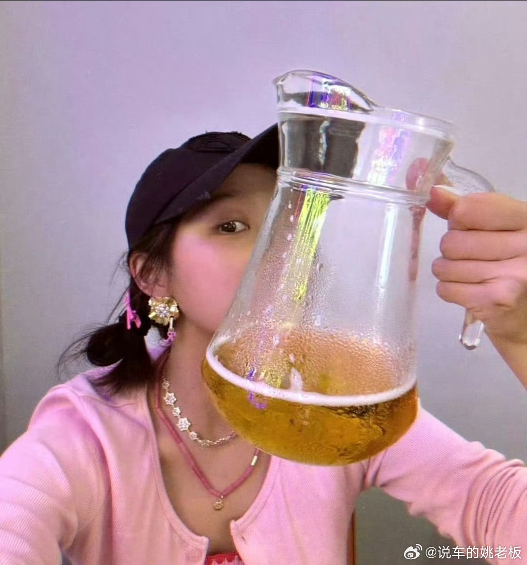 关晓彤半夜喝酒发朋友圈马上就是关晓彤生日了，不知道鹿晗今年还会不会卡点发祝福。之
