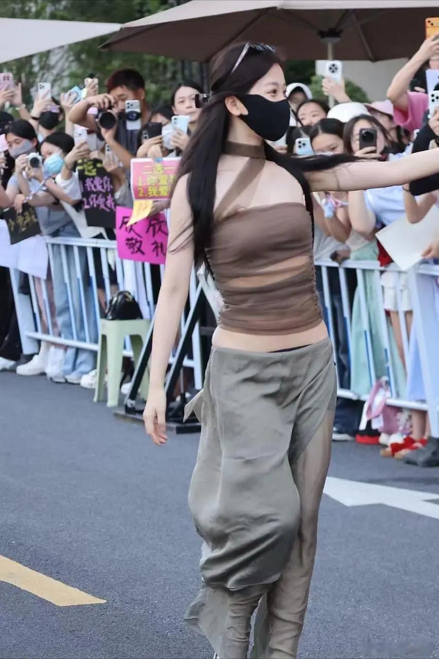 虞书欣脸都挡上了 你们还不放过她 