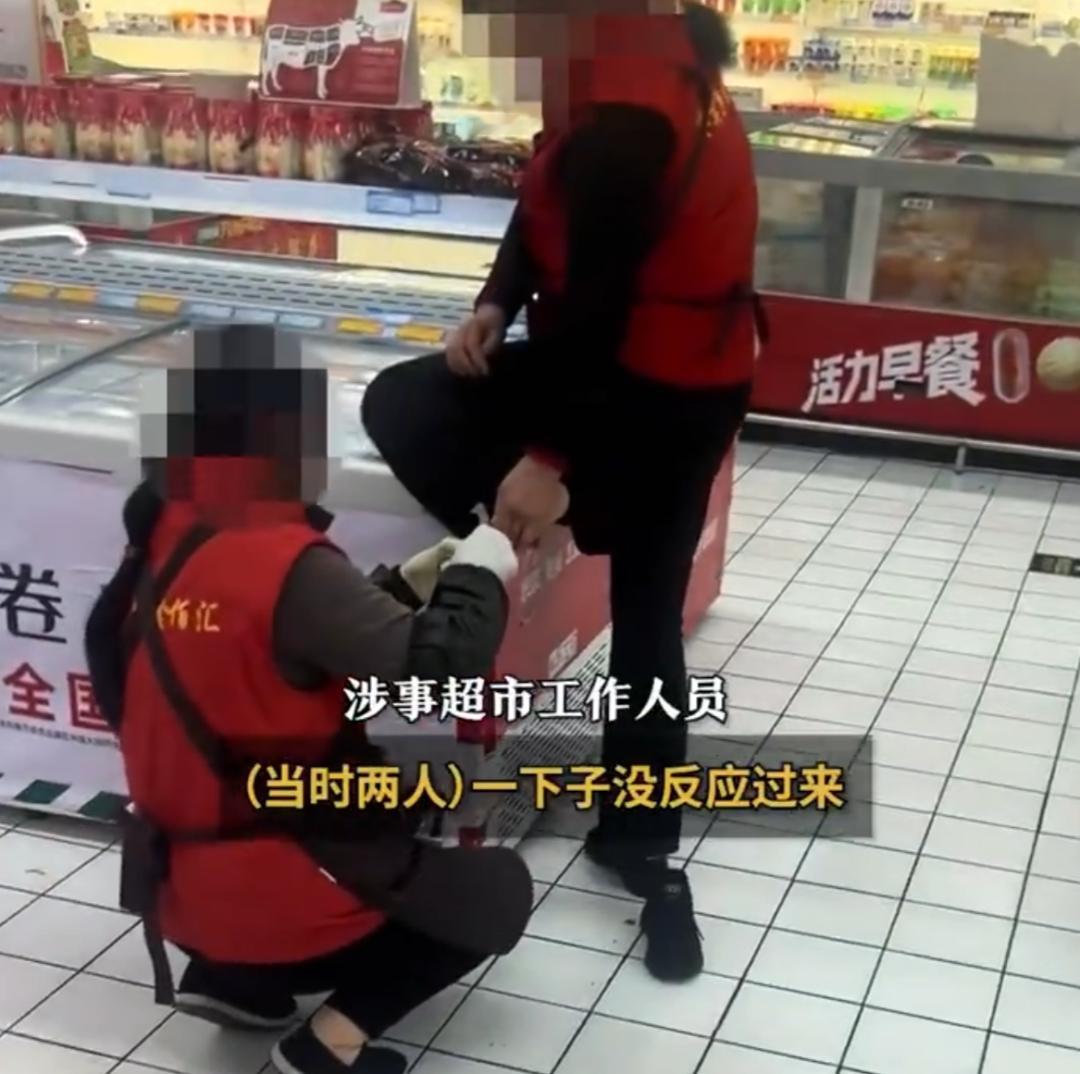 工作时间，超市员工用刀子刮脚皮。问题是，这刀子是超市卖菜的工具！
前不久，浙江衢