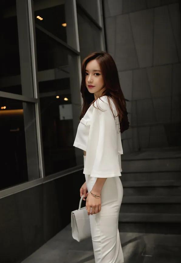 四十岁左右的女人最大的魅力是什么职场穿搭怎样更显女人味? 如何穿着显身材？ 如何