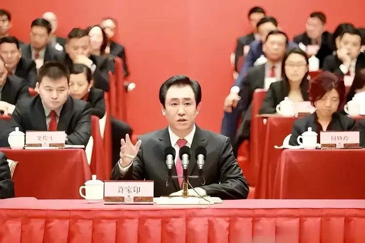 暂且不说恒大2.4万亿的债务窟窿，单看董事会主席许家印的这种派头，就隐约感觉要出