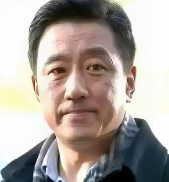 一个演员，戏拍了七成，突然要求片酬翻倍，不给就罢演。导演二话不说，把已经拍好的几