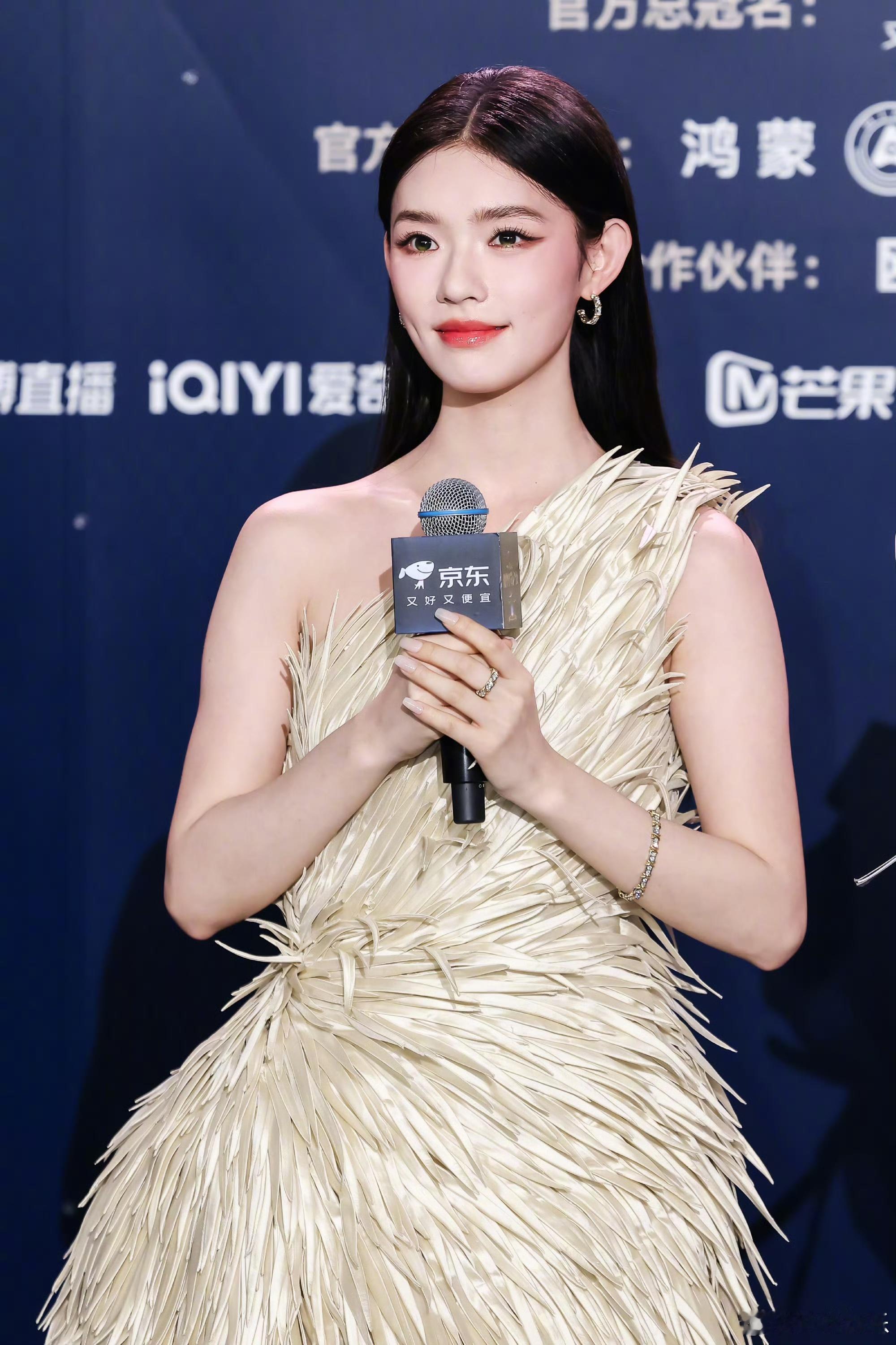 林允白孔雀仙子 救命啊家人们，林允今晚这身真的绝了！这哪里是走红毯，简直就是白孔