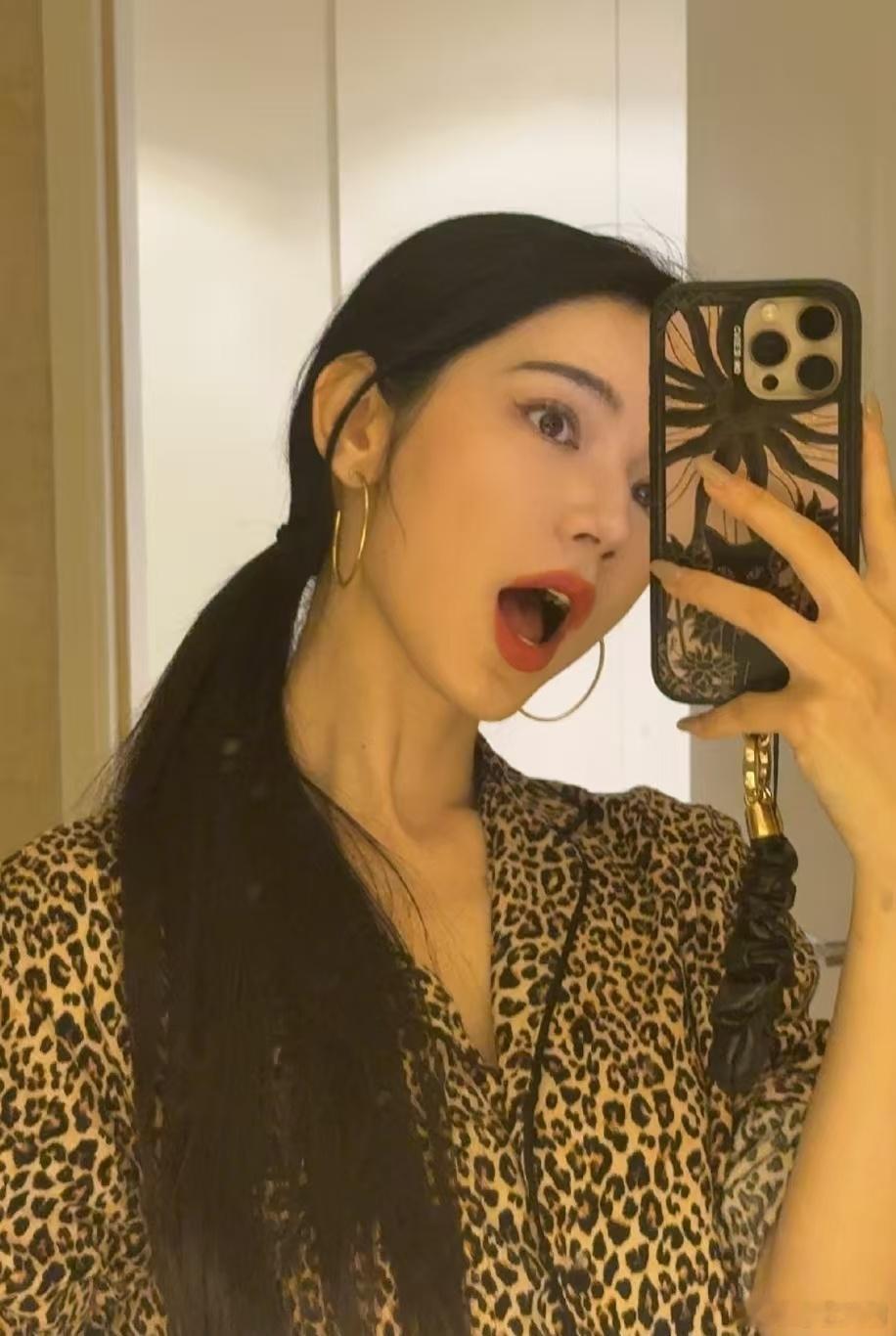 代斯幕后视频更新 谁懂啊，代斯晒出和姐姐们的幕后花絮，配文“拍照技术进修中”，这