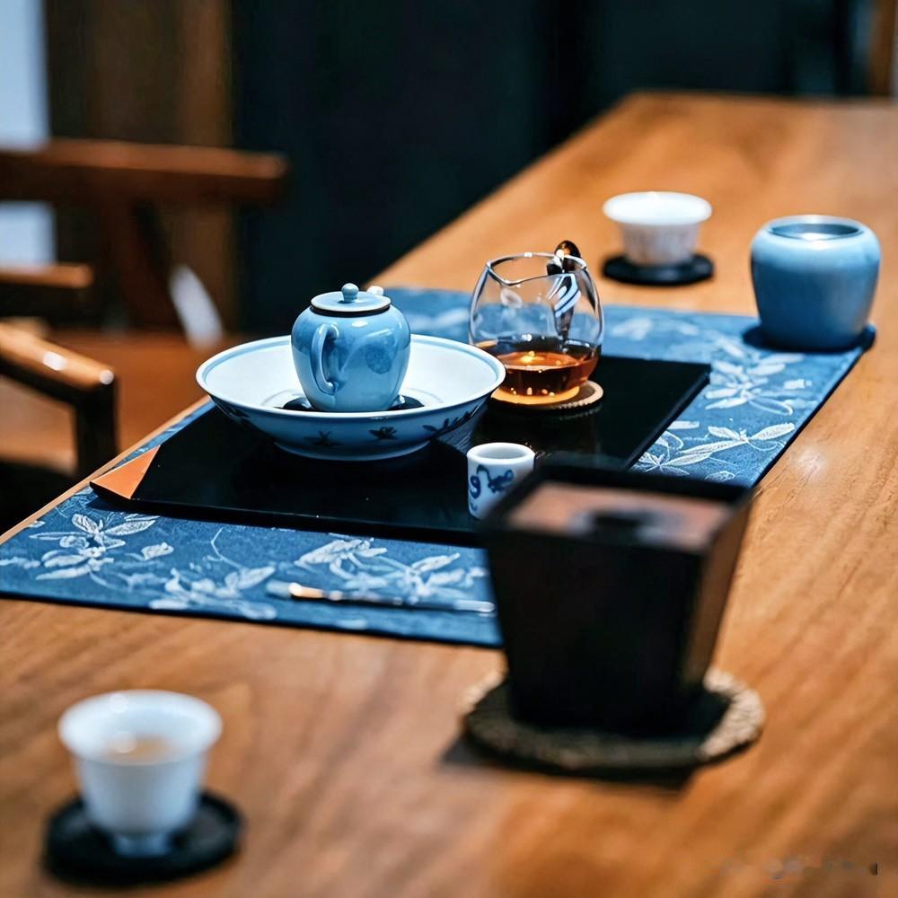 《茶道九歌体》
沸汤兮注盏，叶展兮如烟。
盏浅兮清欢，心宁兮即筵。
苦兮终成淡，