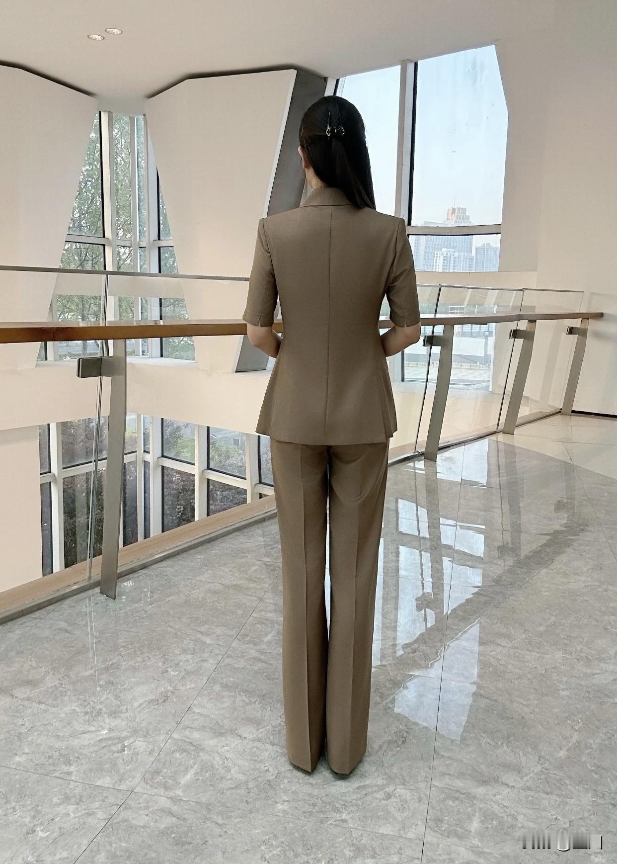 女人怎么样穿职业装才最耐看女人穿浅棕色职业装想要耐看，有不少小窍门。合身是关键，