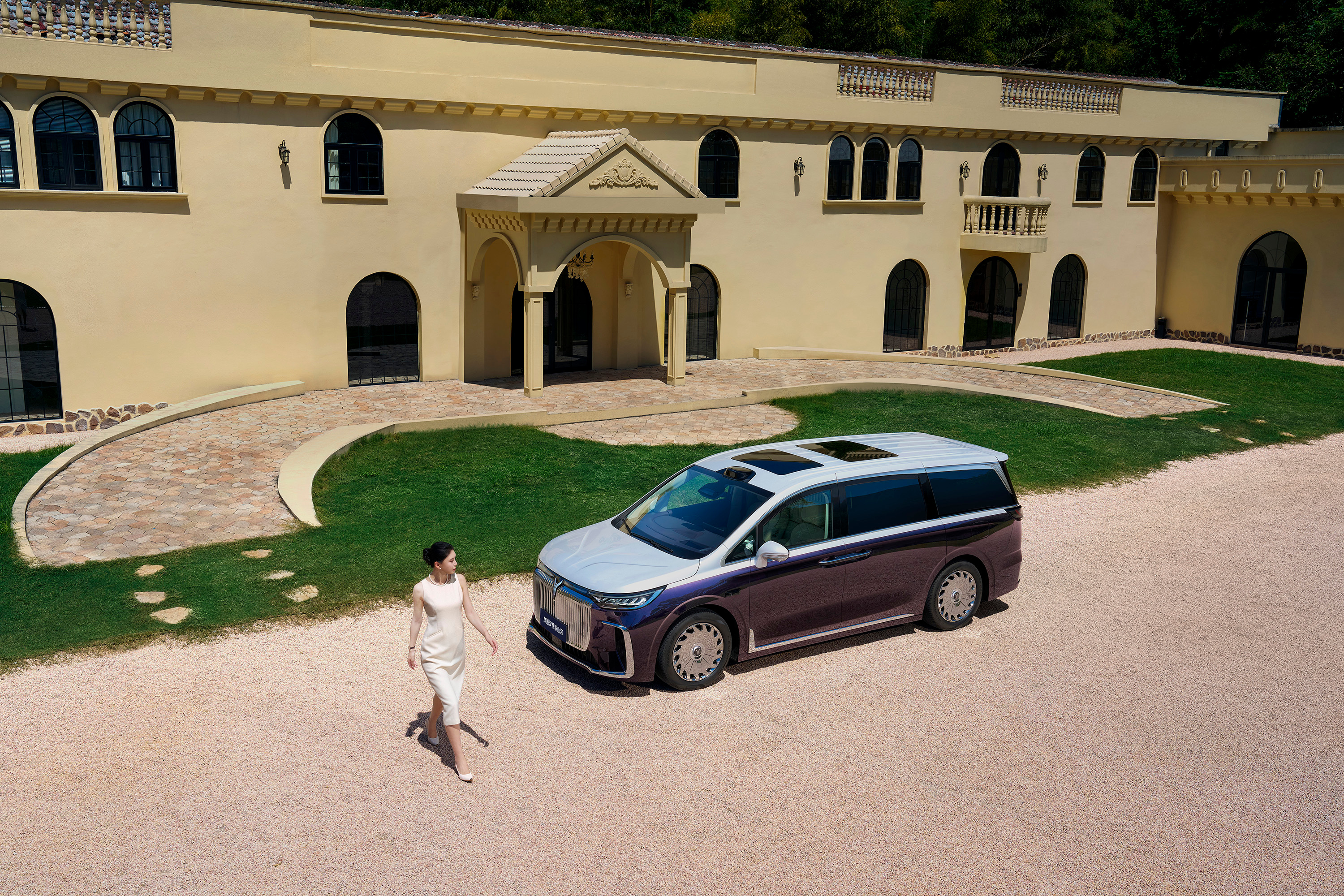 11月21日，岚图梦想家山河正式上市，定价70.99万元。作为一款主打“中式豪华