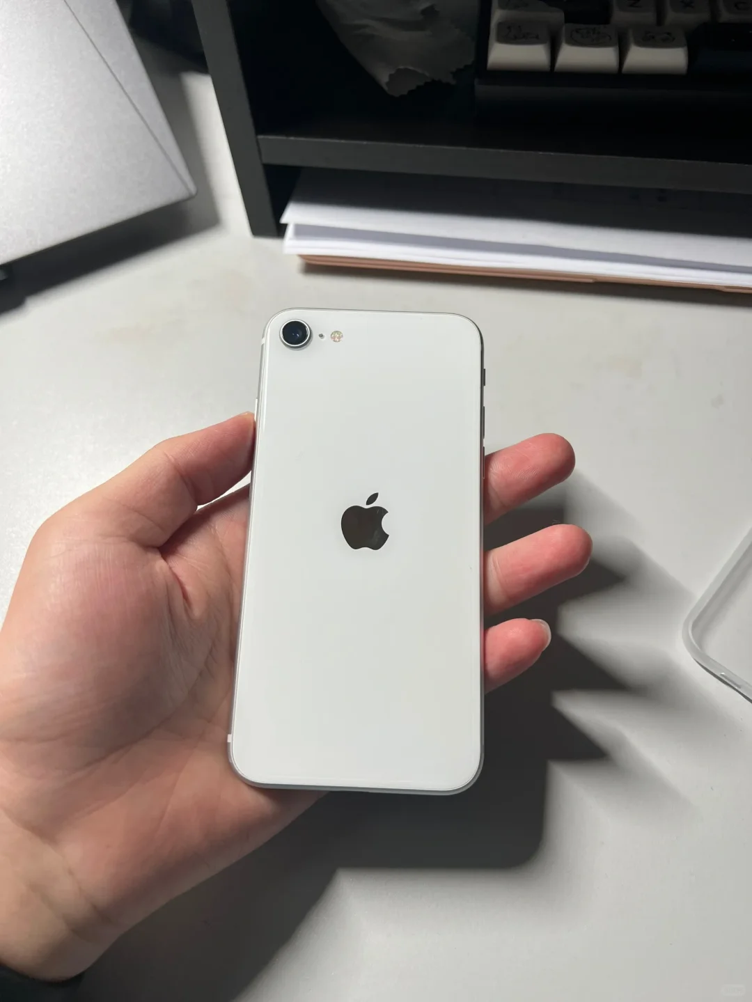 有一说一，se2要是能把屏幕面板和home键能做成白色就完美了，看着这正面我恨不...