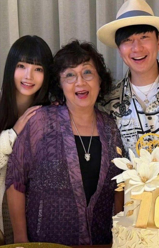 有个晚辈娱记问我，
为什么林俊杰放弃了暗恋对象田馥甄，
最后还是选了一个网红七七