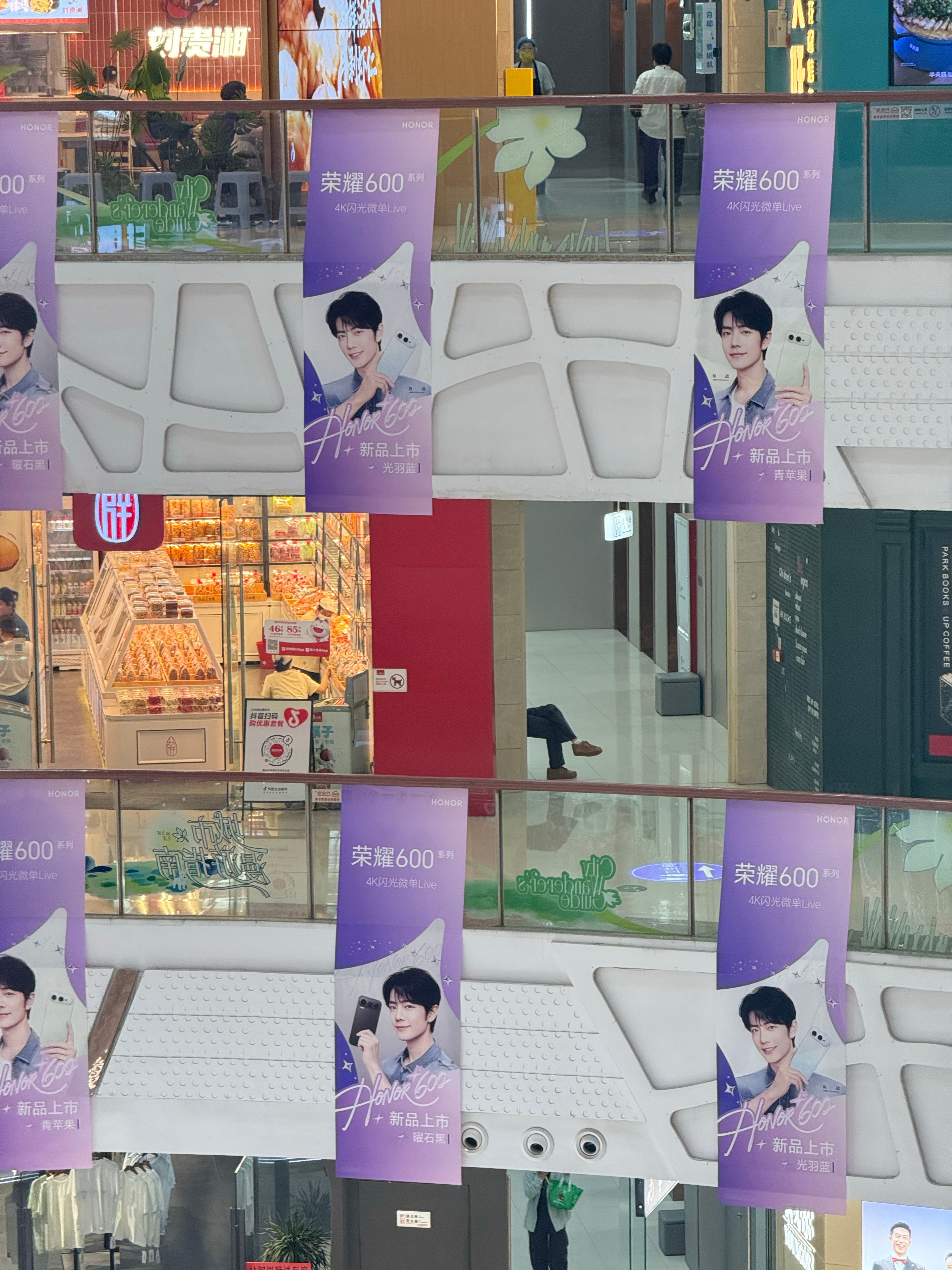 以前路过这里要么是xxx过生日或者是xxx演唱会，发布会应援还是第一次在这里见到