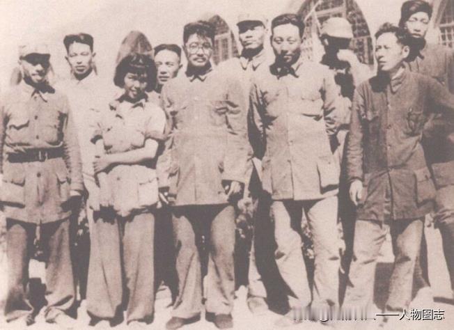 1942年，贺龙(前排左三)在中共中央西北局门口与林枫、李井泉、薛明(前排左二)