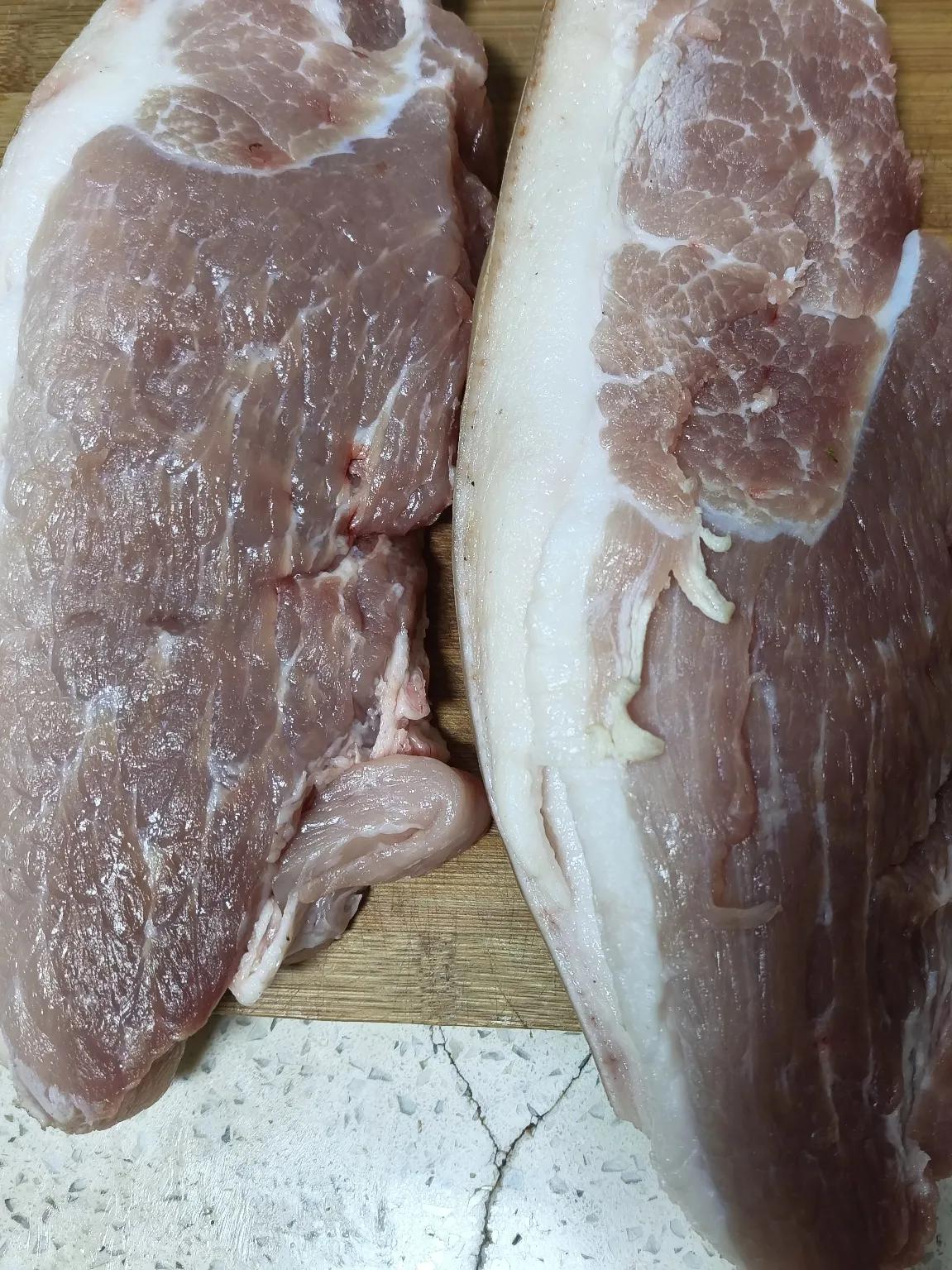 如今，猪肉竟成了白菜价。
晚饭后，我打开冰箱想拿些肉化冰，却发现冰箱里没有现成的