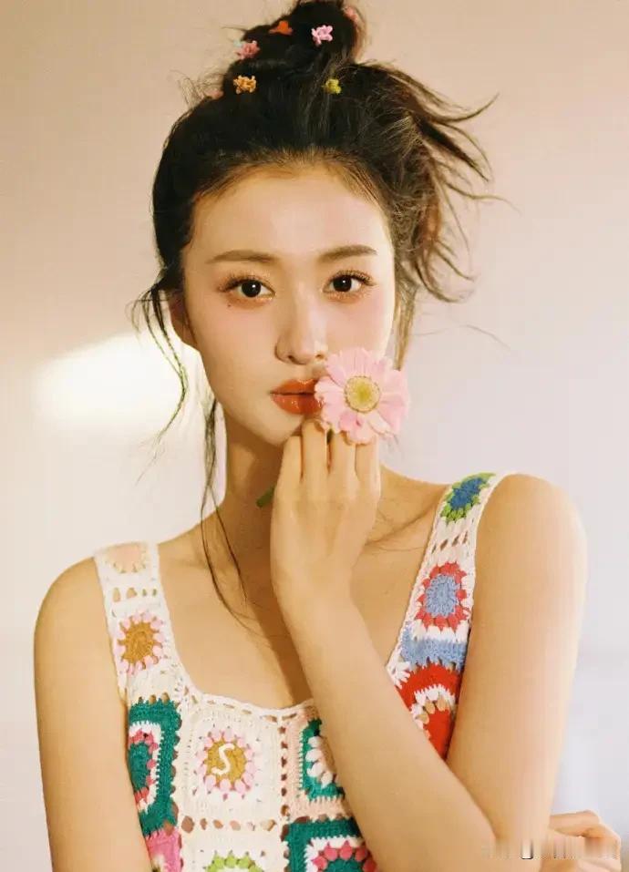 今天是小仙女王楚然的25岁生日，晒出的写真照也太美了吧！

王楚然在社交平台上晒