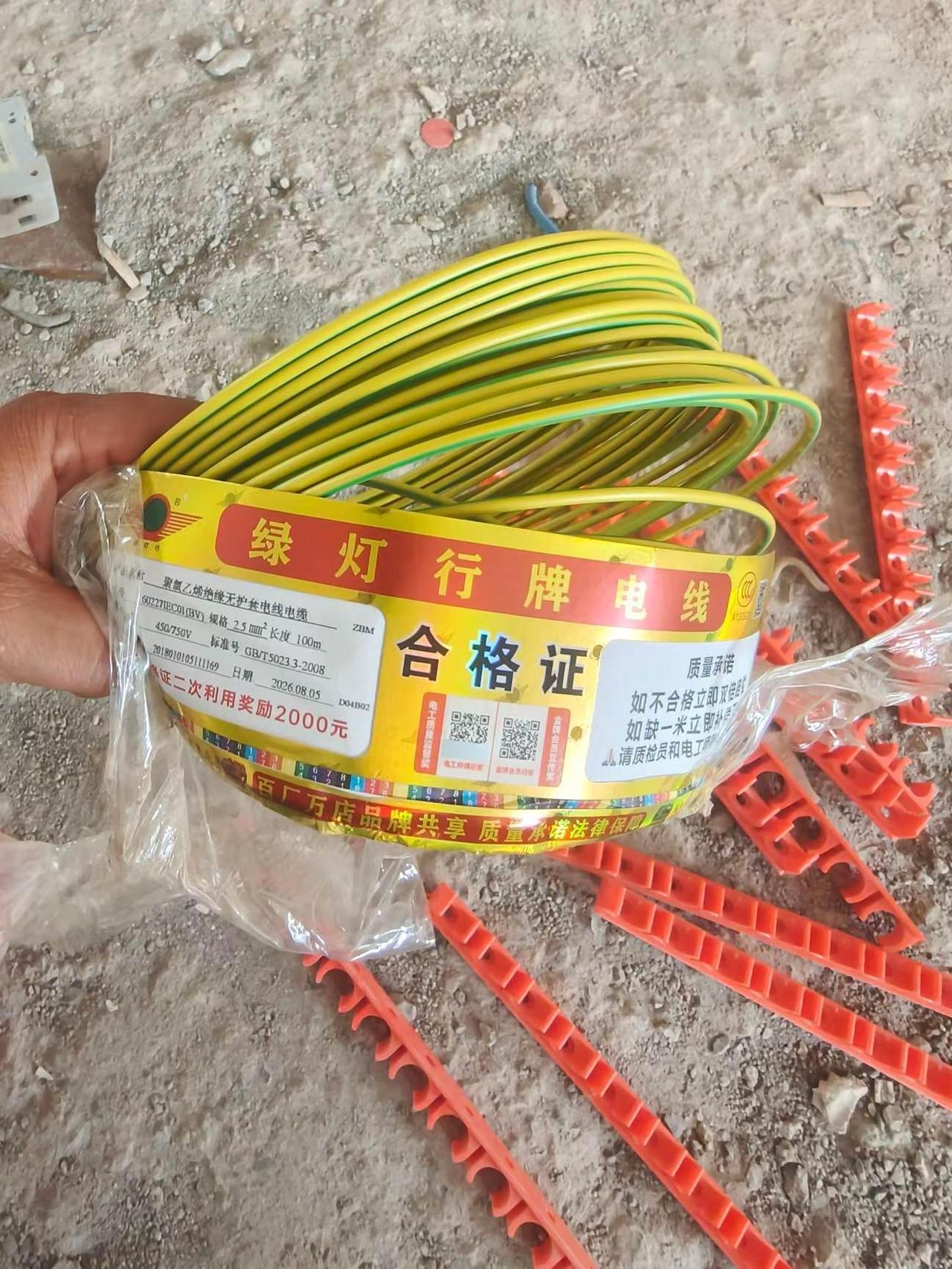 装修工地走一圈！粉丝大哥家是一套180平左右的老房子，属于重新装修，由于年代久远