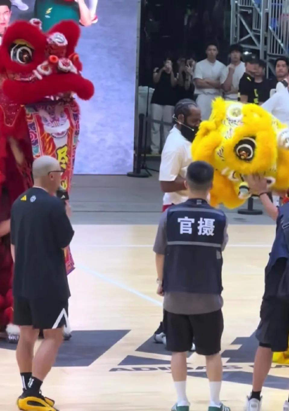 哈登的中国行算是最接地气的明星了吧[笑哭]看看他在我们这边做过哪些事情.
1、到