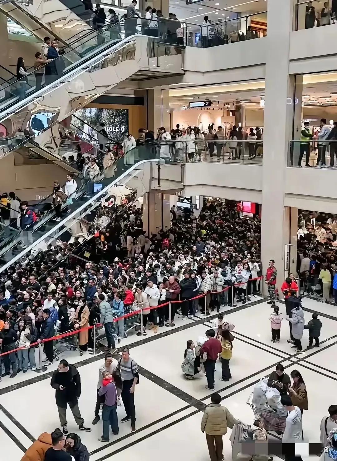最近胖东来一直在热搜的前几名里，好多媒体自媒体对他干预员工的私生活进行批评，可是