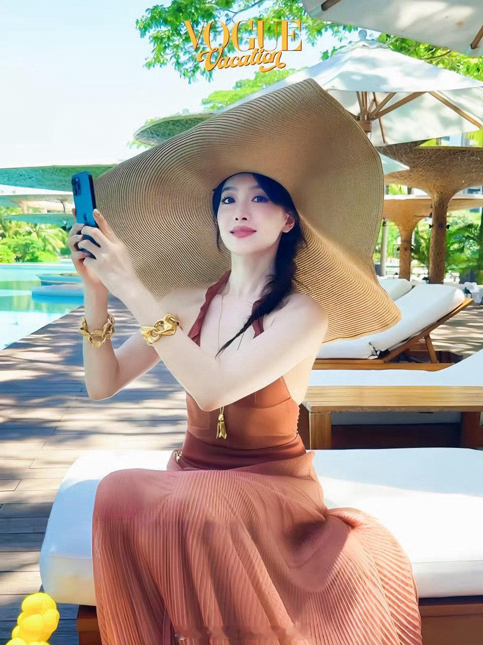 新剧开播，你们是不是都没注意到VOGUE今天有海边假日主题 。这次感觉不如上次刘